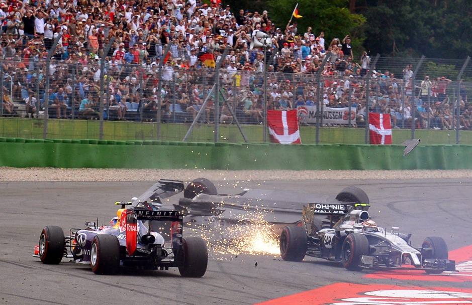 Lo scontro tra la Williams di Massa e la McLaren di Magnussen (Epa)